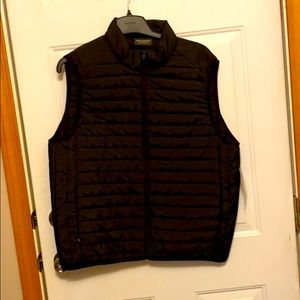 Men’s black puffy vest
